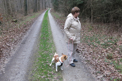 Benni und Frauchen im Wald