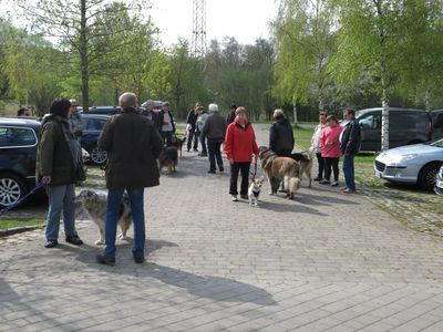 Alle treffen sich vor dem Eingang.