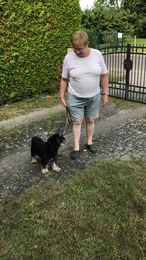 Eico und Frauchen beim Gartentor