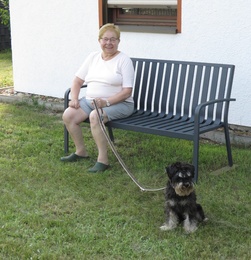 Frauchen sitzt auf der Bank, mit Eico