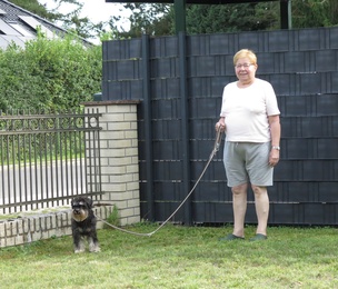 Eico und Frauchen im Garten