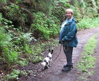 Fluffy und Frauchen im Wald