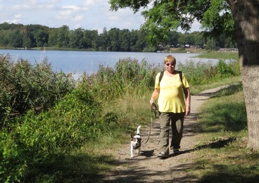 Fluffy mit Frauchen am Dobbertiner See