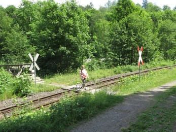 Frauchen auf dem Bahnbergang