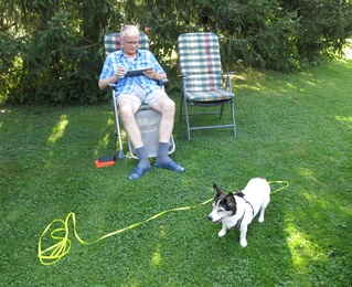 Fluffy und Herrchen im Garten