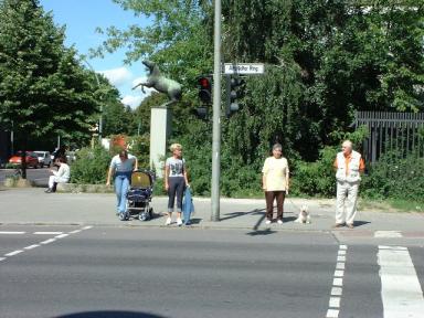 Mausi wartet an der Ampel