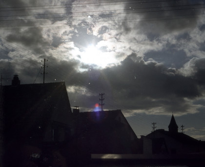 ein Lichtstrahl kommt durch die Wolken