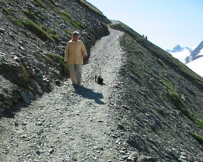 Xenia und Frauchen auf einem Bergweg