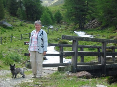 Xenia und Frauchen an einer Brcke