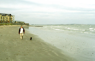 Xenia und Frauchen am Strand