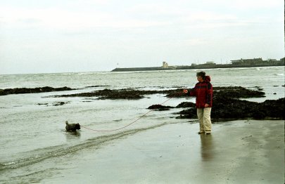 Xenia und Frauchen am Ufer