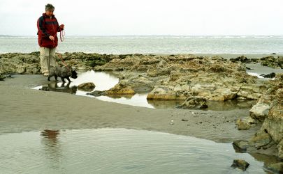 Xenia und Frauchen an felsigem Ufer