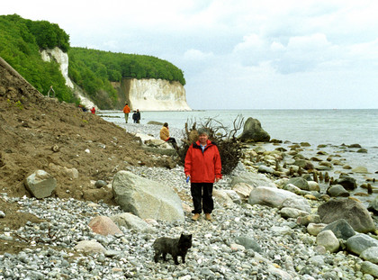 Xenia und Frauchen am Ufer