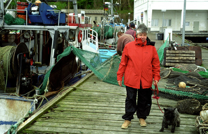 Xenia und Frauchen im Hafen