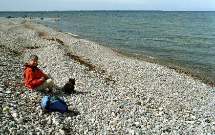 Xenia und Frauchen am Ufer