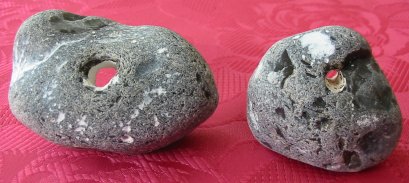 2 durchlöcherte Steine