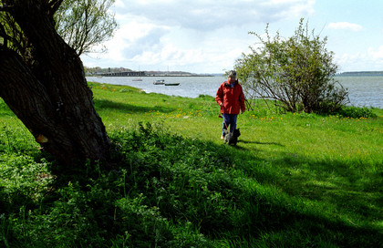 Xenia und Frauchen auf der Wiese