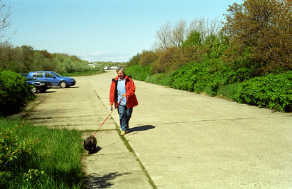 Xenia und Frauchen an einem alten Betonweg