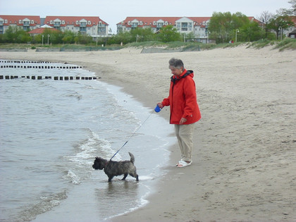 Xenia und Frauchen am Ufer