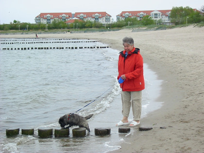 Xenia und Frauchen am Ufer