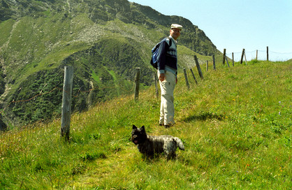 Xenia und Herrchen in den Bergen