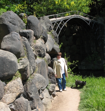 Xenia und Frauchen neben knstlichen Felsen