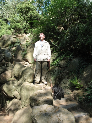 Xenia und Herrchen auf den Felsen