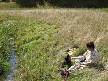 Xenia und Frauchen am Bach