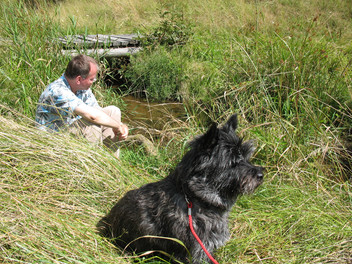 Xenia und Herrchen am Bach