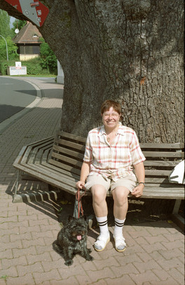 Xenia und Frauchen vor einer alten Linde