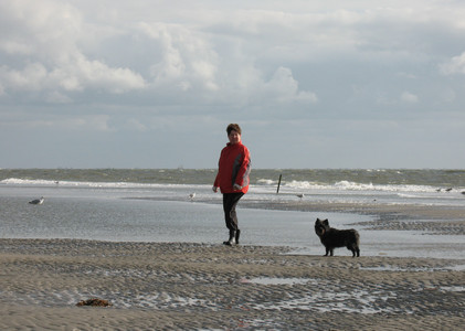 Xenia und Frauchen am Strand