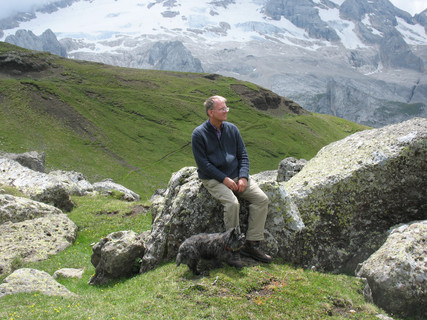 Herrchen in den Bergen