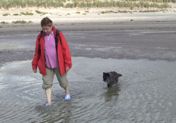 Xenia und Frauchen am Meer